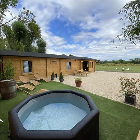 Inviting 3-Bedroom Lodge In Ashton Under Hill Evesham Bagian luar foto