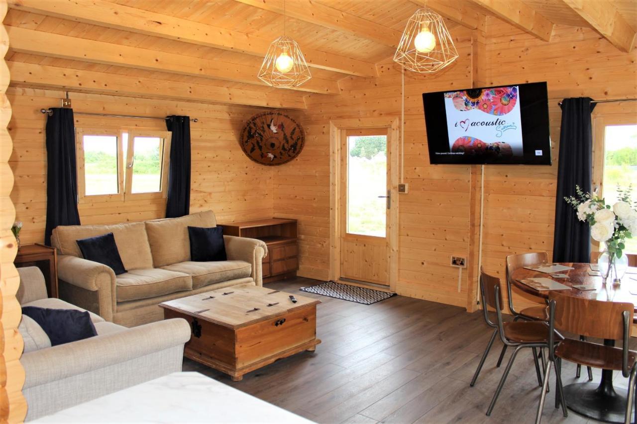 Inviting 3-Bedroom Lodge In Ashton Under Hill Evesham Bagian luar foto