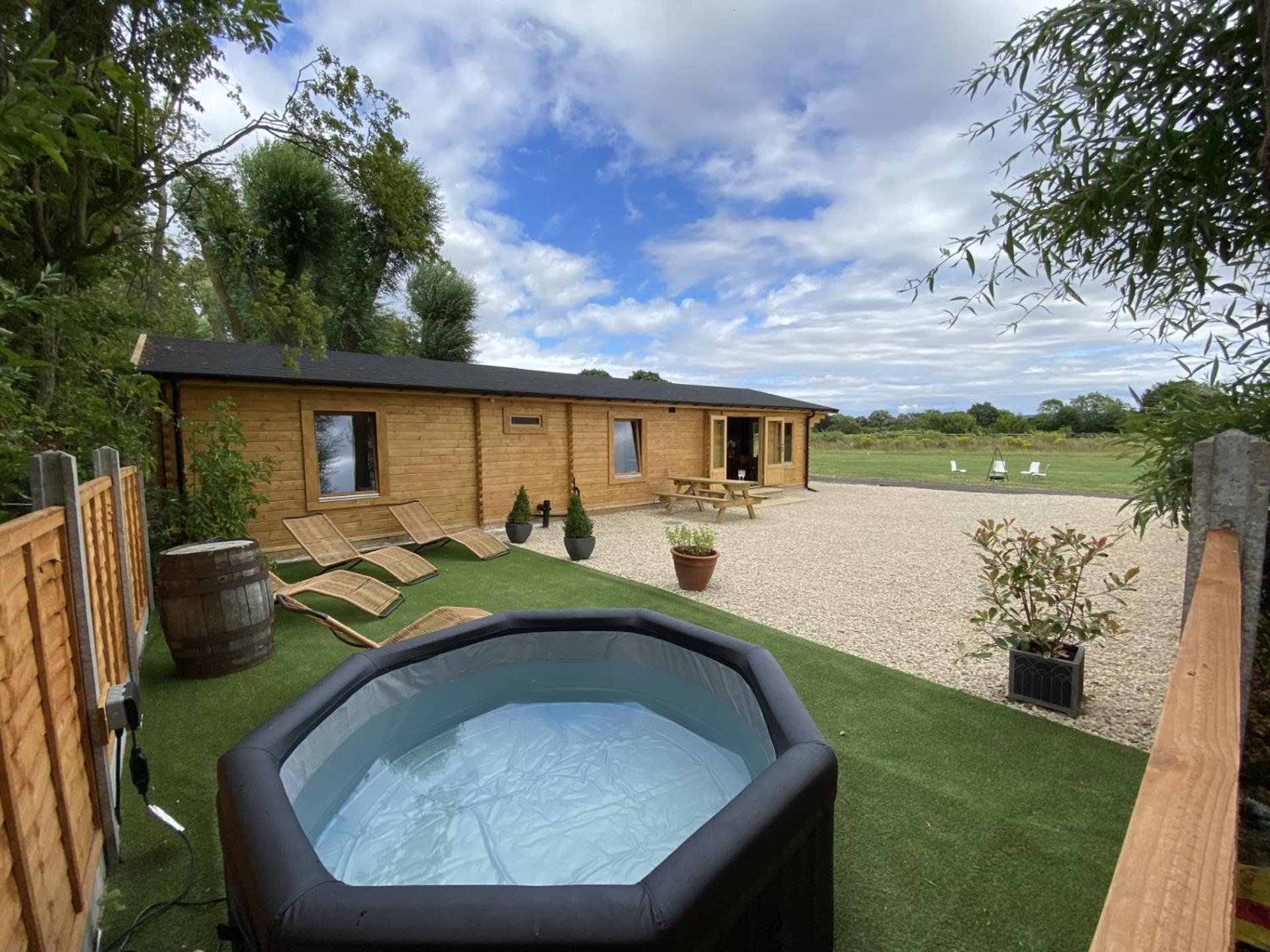 Inviting 3-Bedroom Lodge In Ashton Under Hill Evesham Bagian luar foto